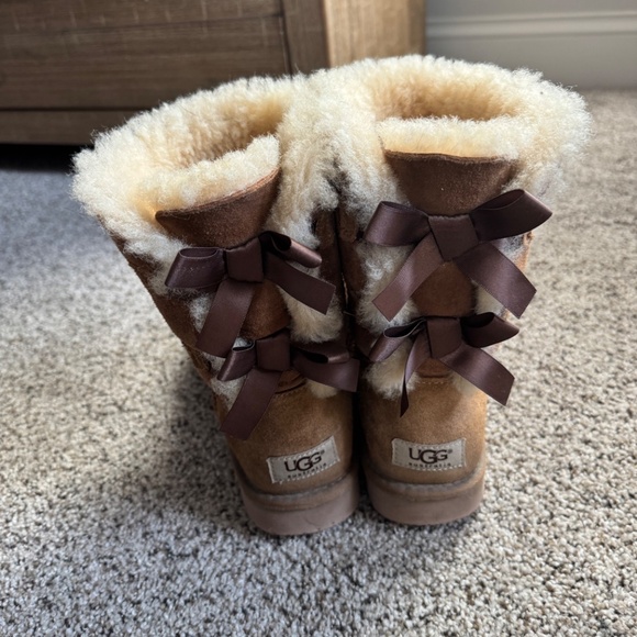 UGG Bow Boots - Picture 2 of 6